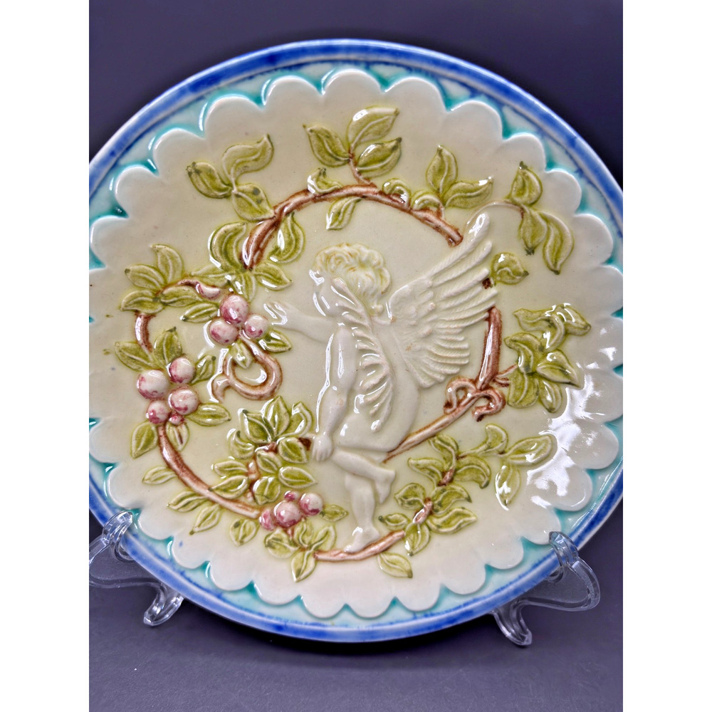 Majolica Angelic Cherub Figure, Leaves & Berries Plate 8 1/4" - Picture 11 of 11